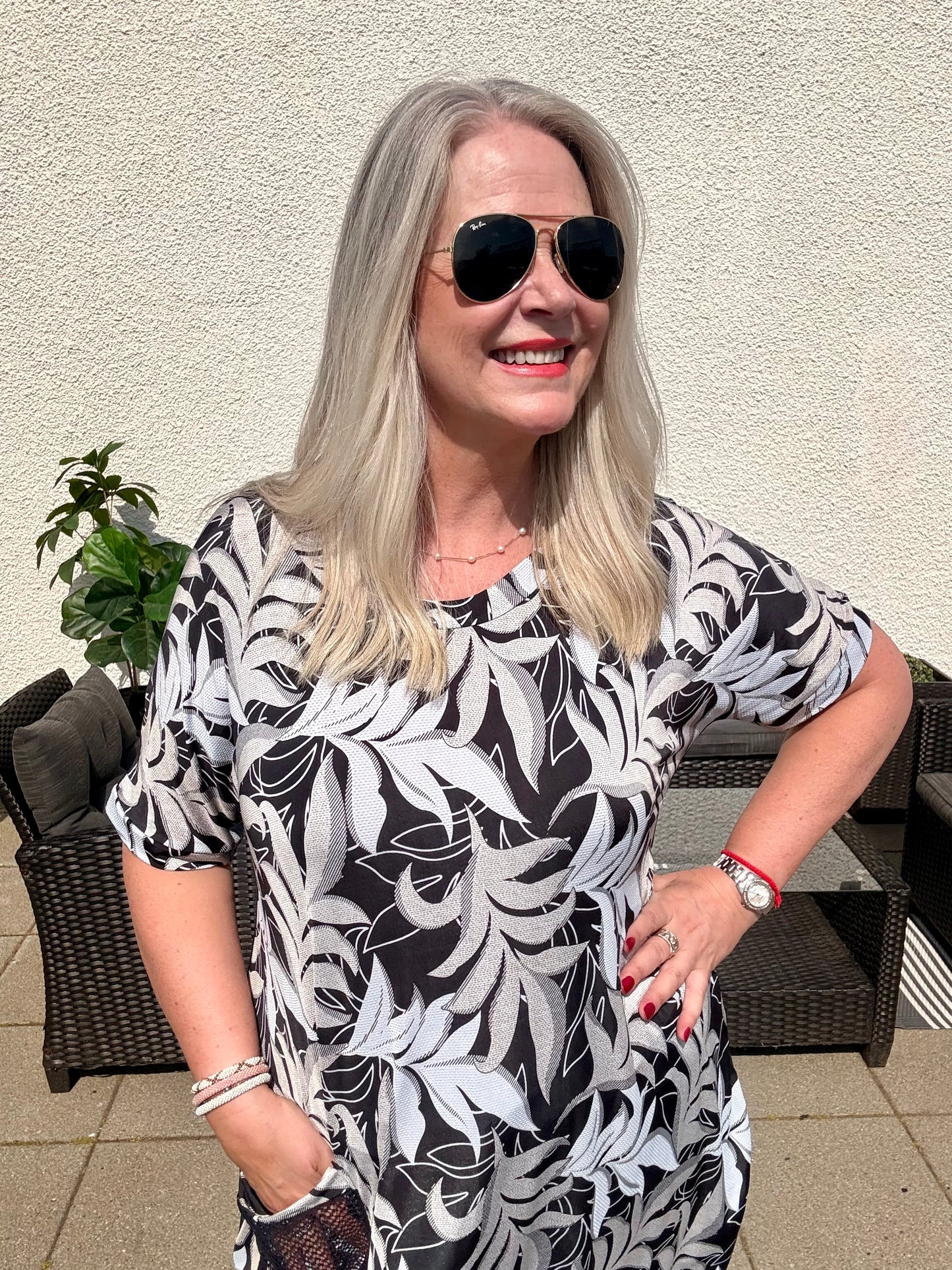 NoName Design - Kjóll í svörtu og hvítu með vasa