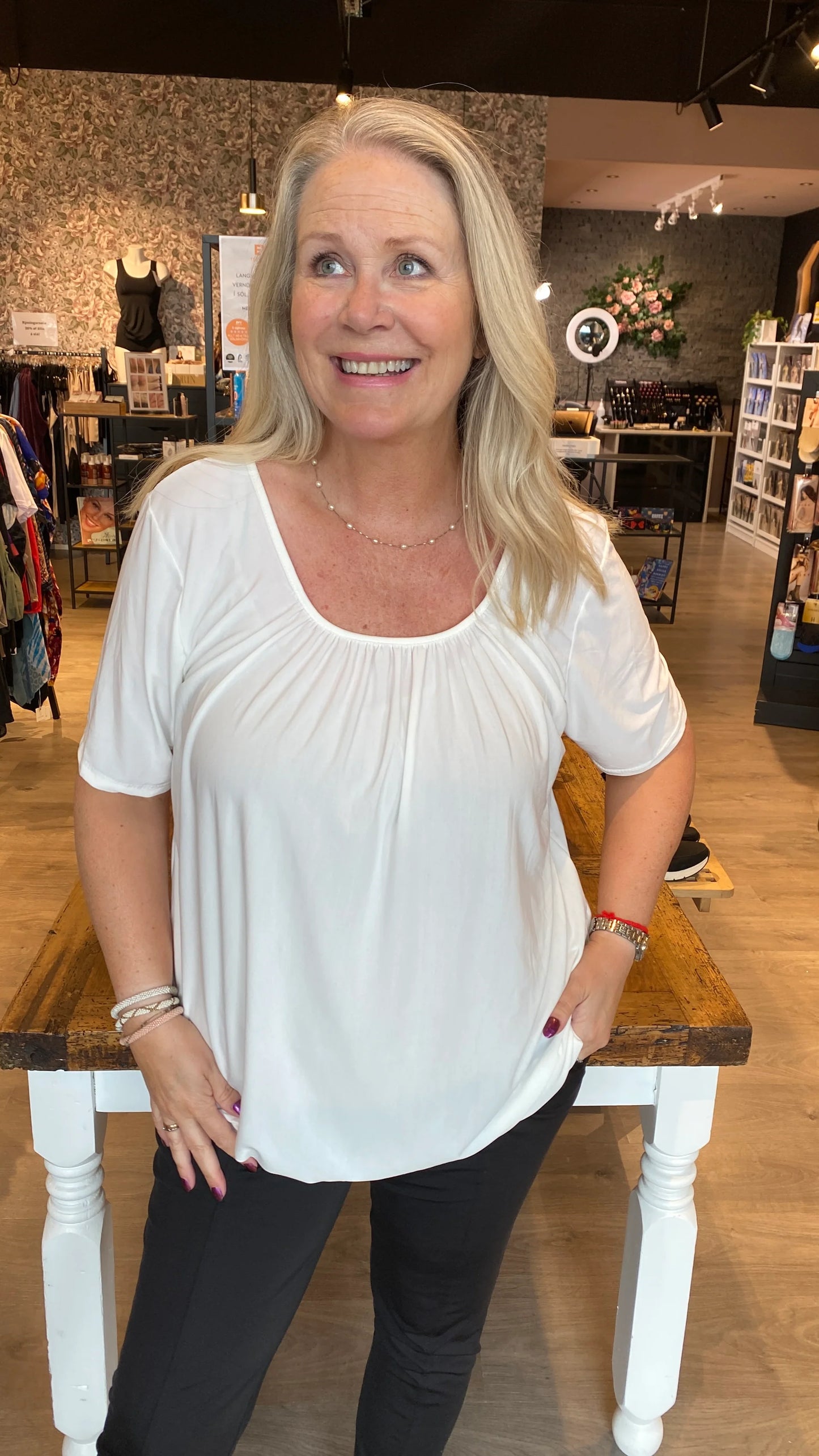 Bolur með teygju að neðan