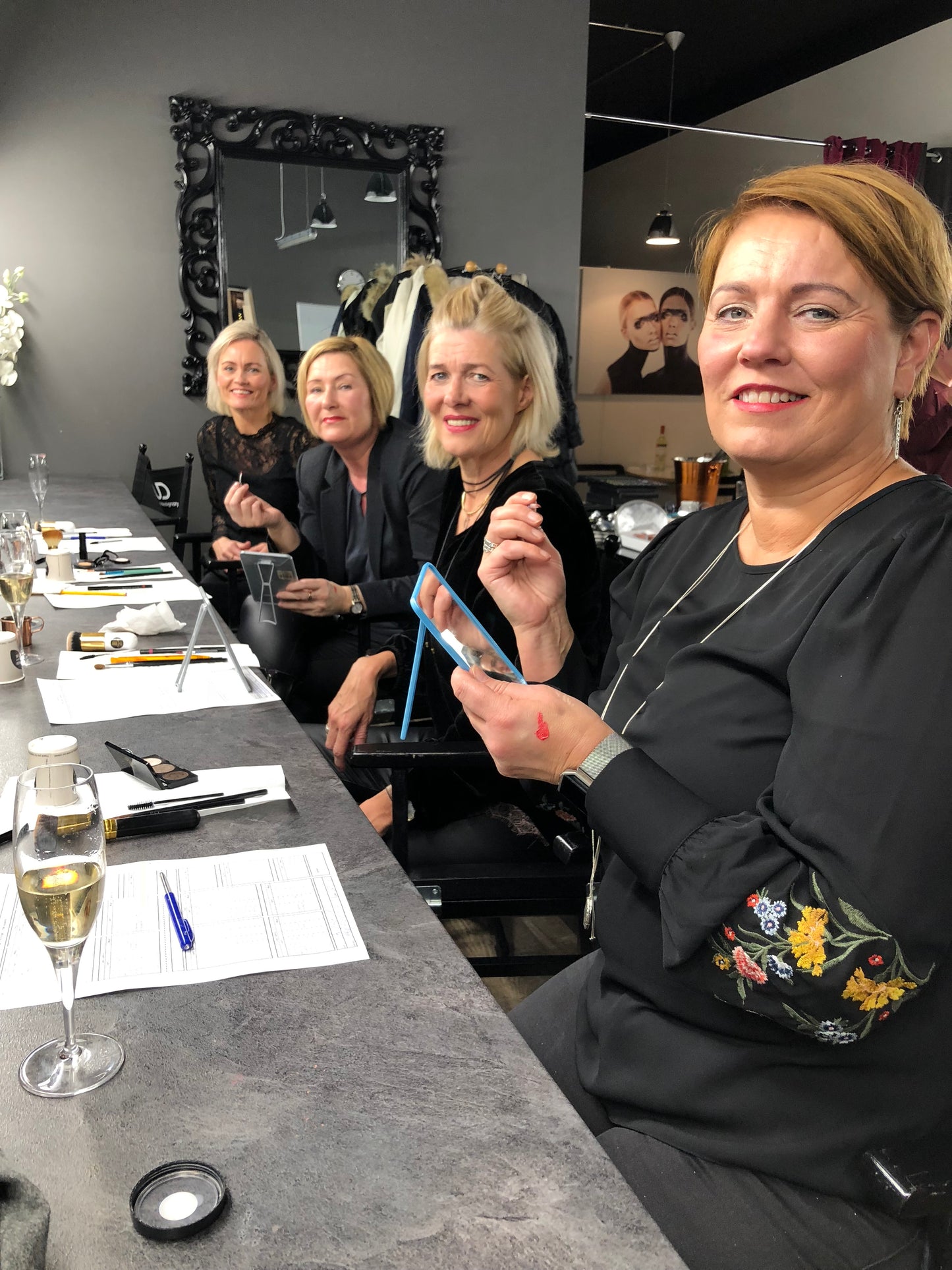 Förðunarnámskeið NoName fyrir hópa (3-4 manneskjur)