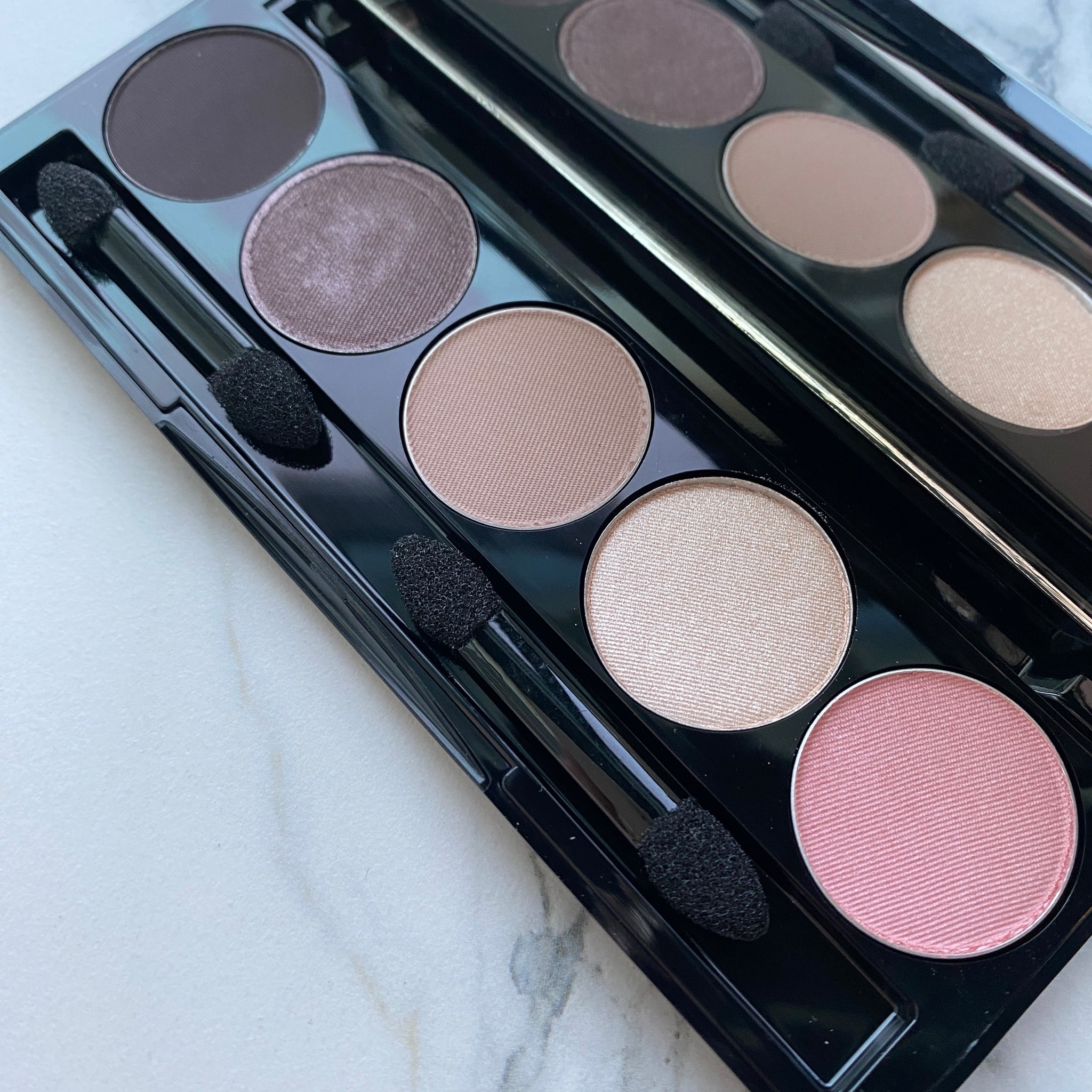 NoName Cosmetics Augnskuggapalletta með 5 Augnskuggum