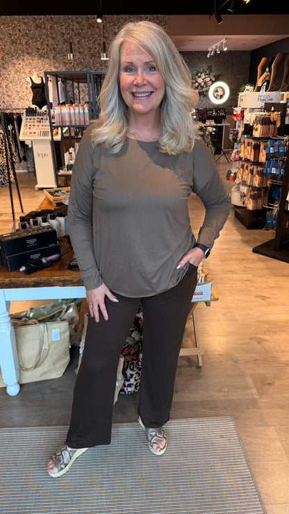 Alma wide - Buxur beinar niður