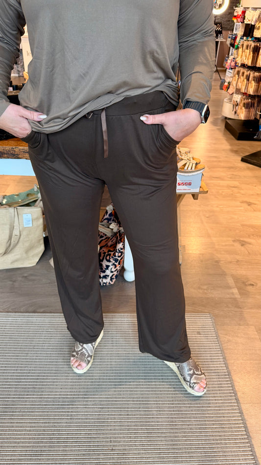 Alma wide - Buxur beinar niður