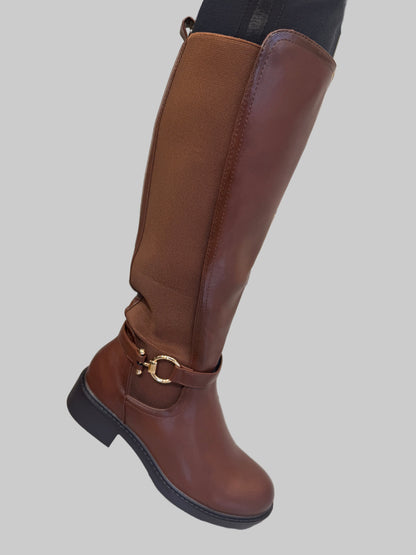 Brún stígvél með teygju.