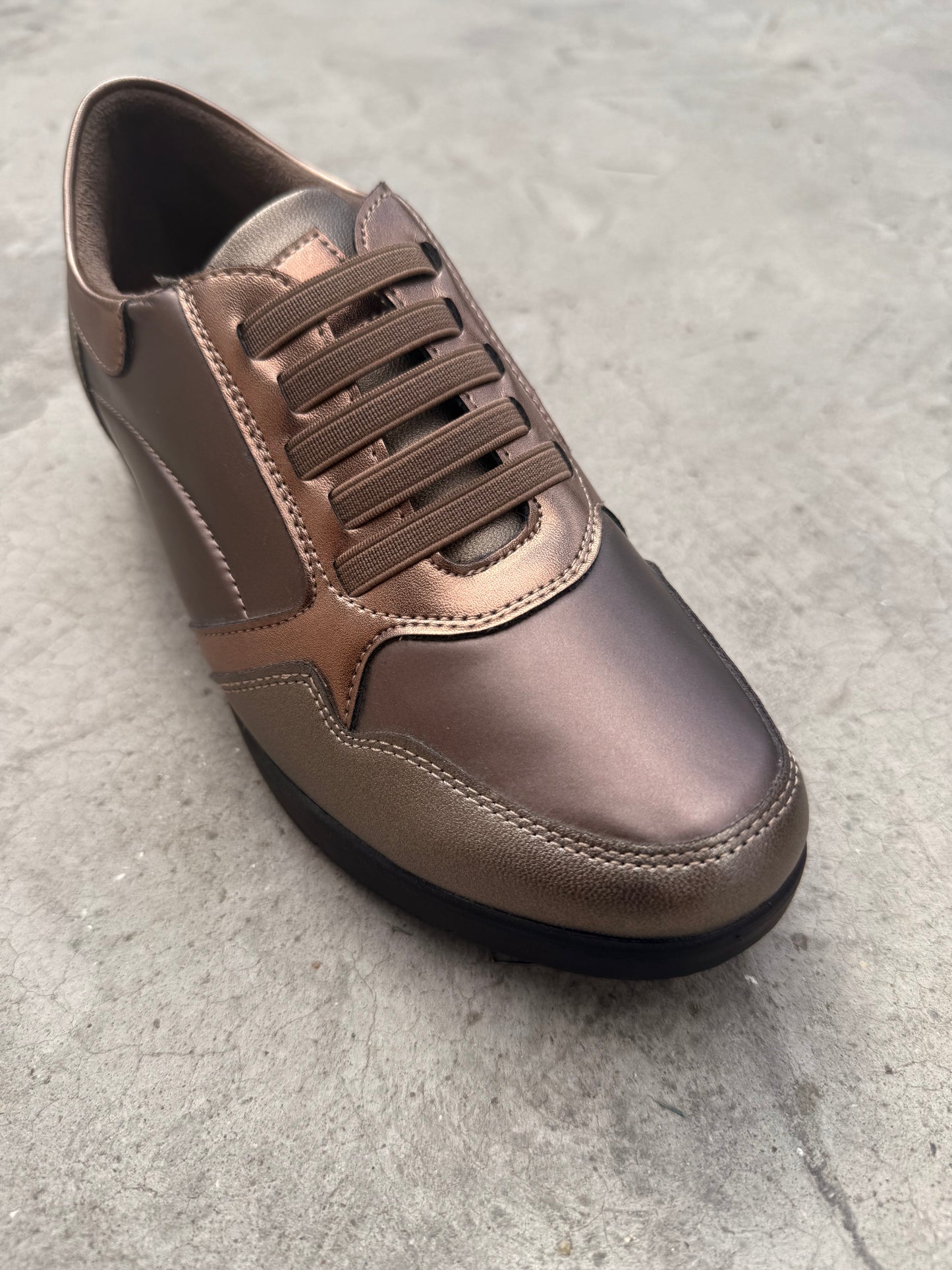 Brúngylltir strigaskór