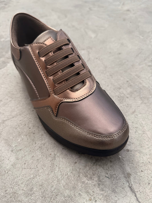 Brúngylltir strigaskór