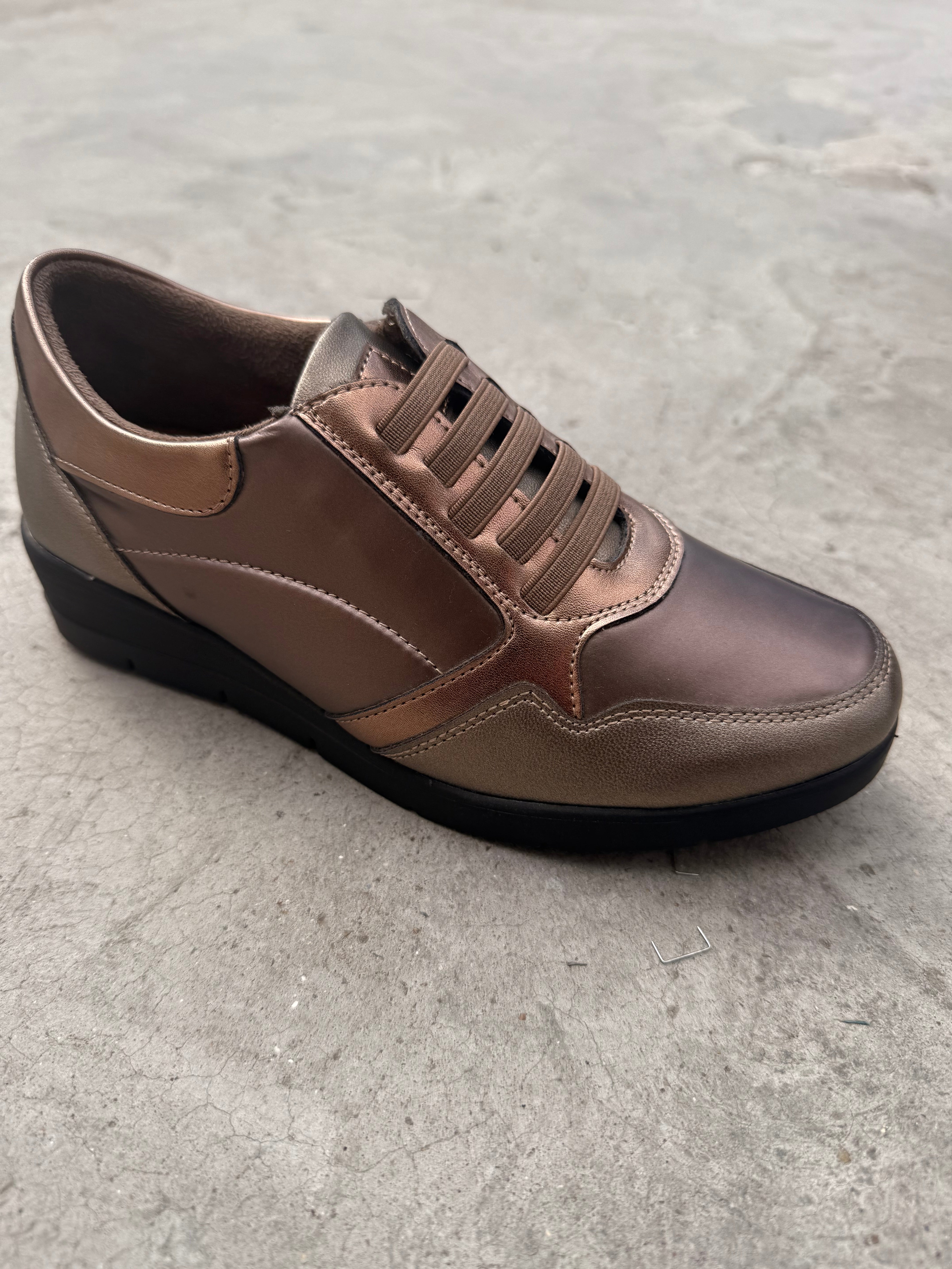 Brúngylltir strigaskór