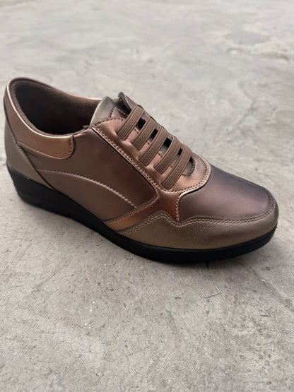 Brúngylltir strigaskór