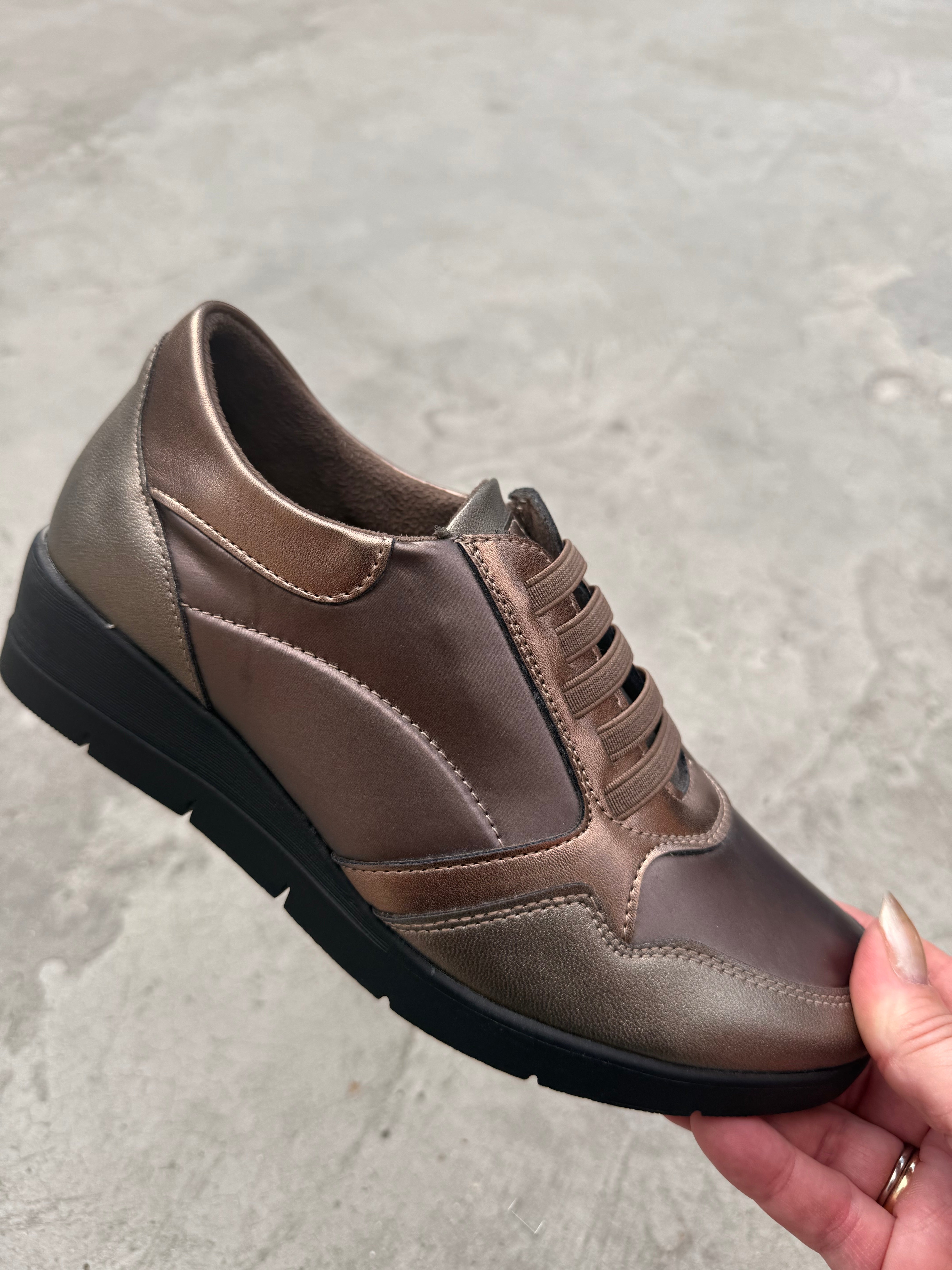 Brúngylltir strigaskór