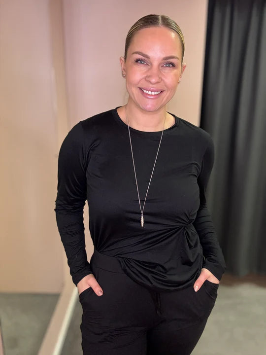 Svartur bolur frá Liberté með twist á hlið