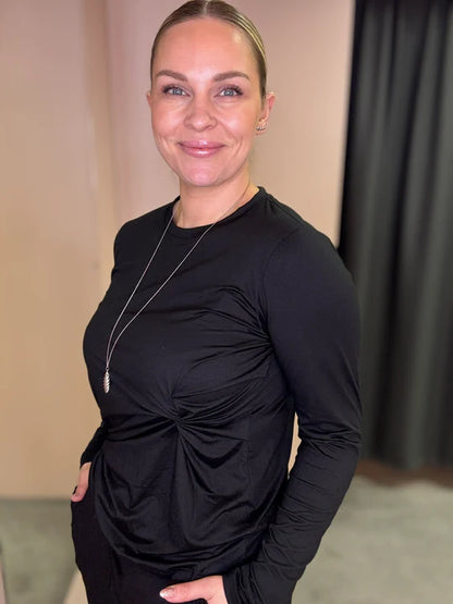 Svartur bolur frá Liberté með twist á hlið