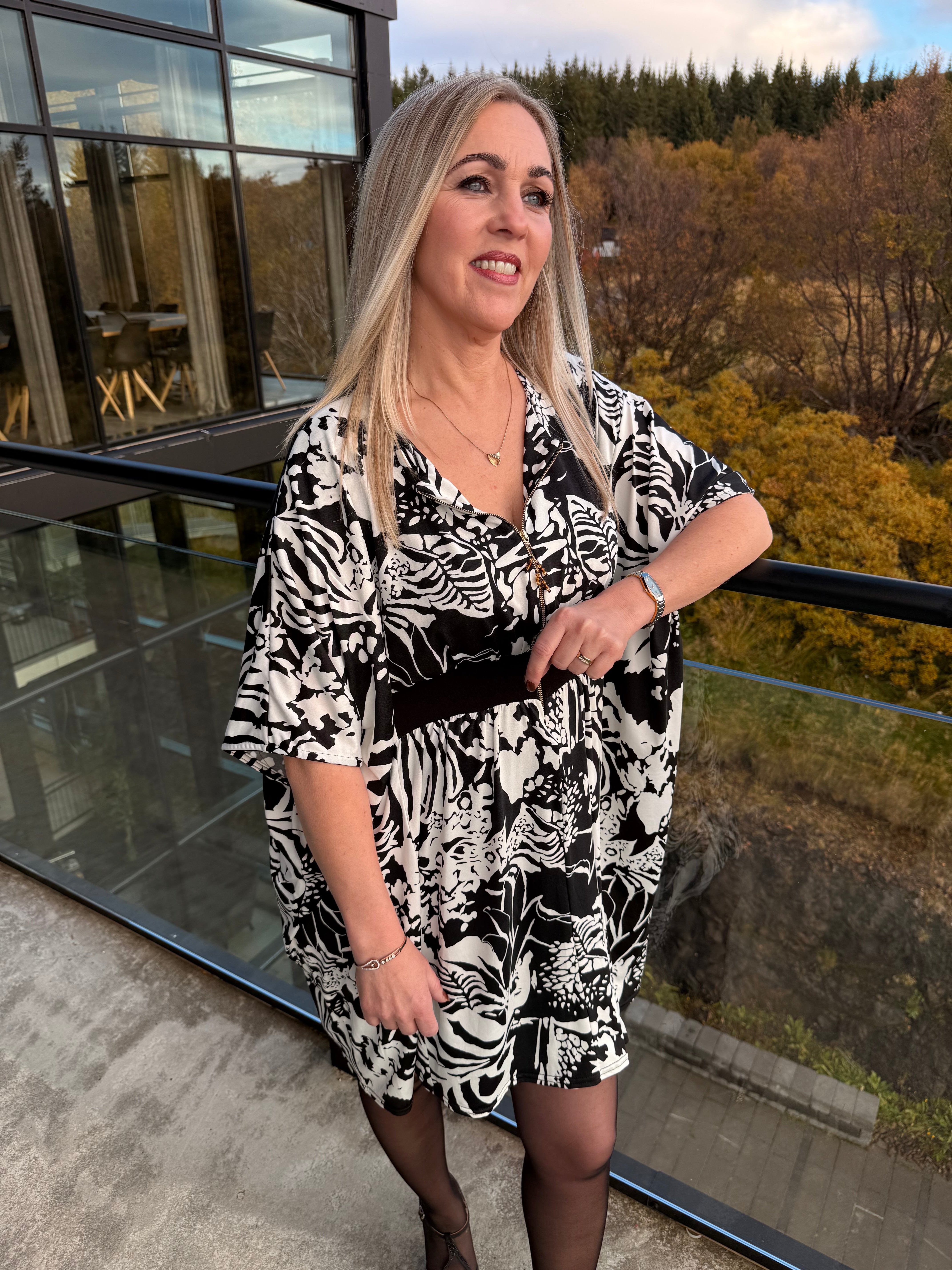 Mömmu kjóllinn stuttur Svart og hvítt munstur gylltur rennilás