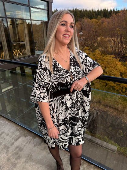 Mömmu kjóllinn stuttur Svart og hvítt munstur gylltur rennilás