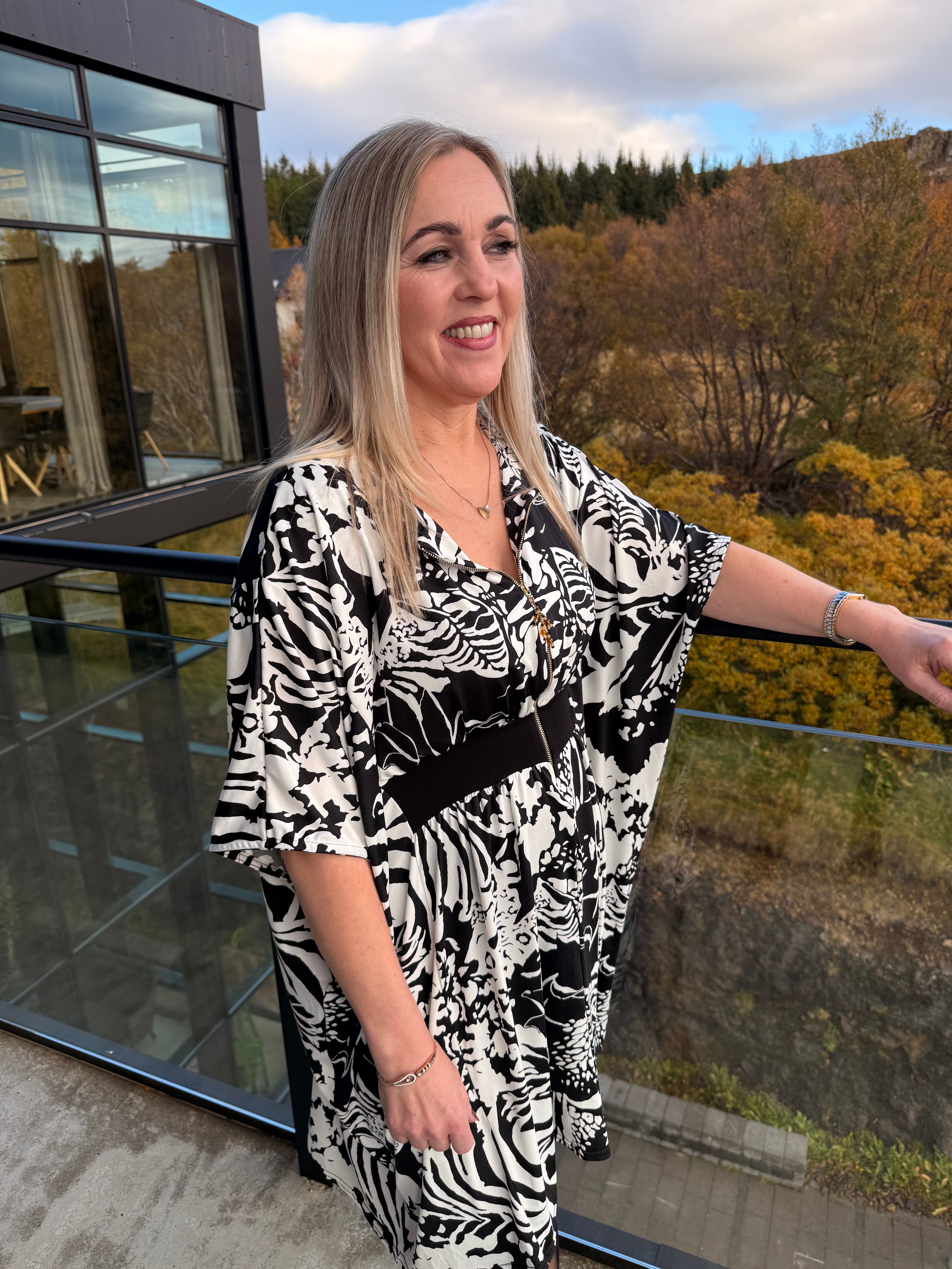 Mömmu kjóllinn stuttur Svart og hvítt munstur gylltur rennilás