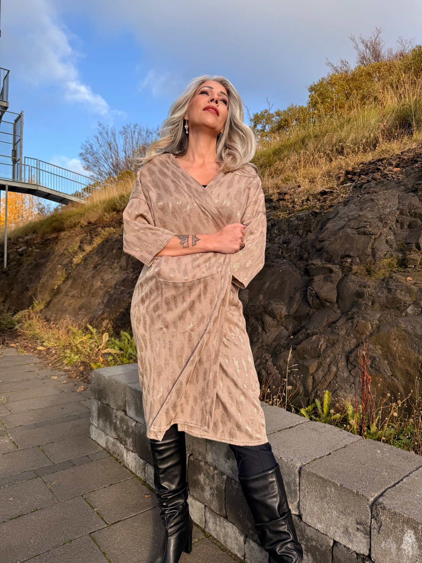 NoName Design - kamel lituð jakka peysa