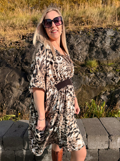 Mömmu kjóllinn stuttur brúnn,hvítt og svart dýramunstur