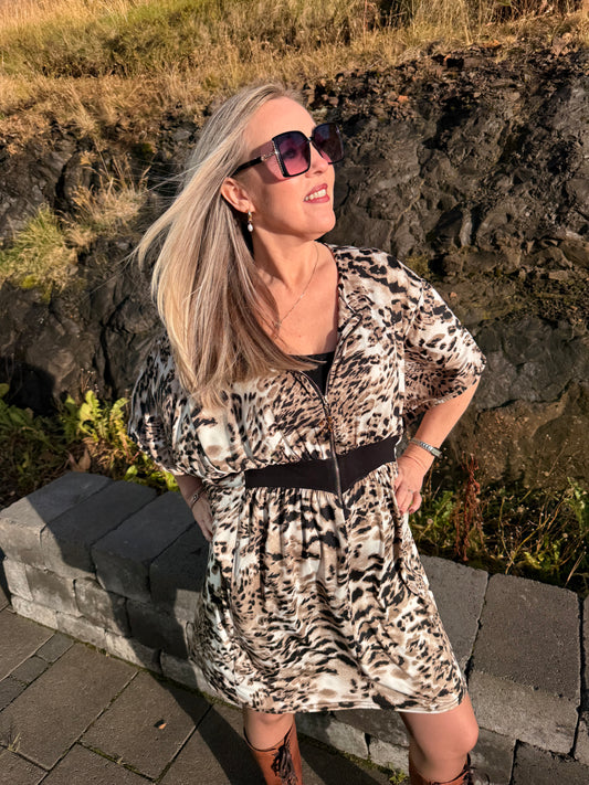 Mömmu kjóllinn stuttur brúnn,hvítt og svart dýramunstur