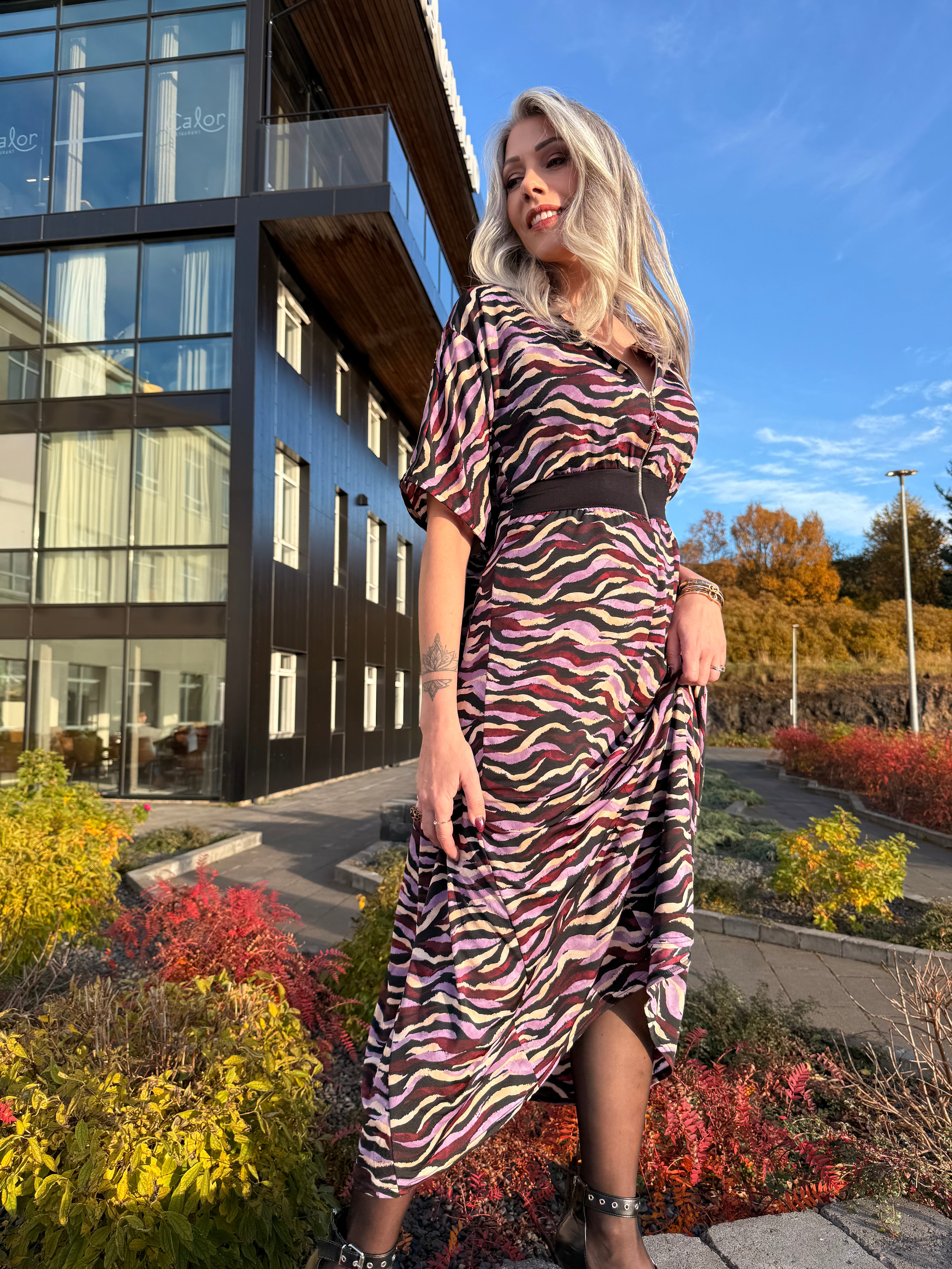 Mömmu kjóllinn síður svartur, vínrauður,fjólublár og beige með gylltum rennilás