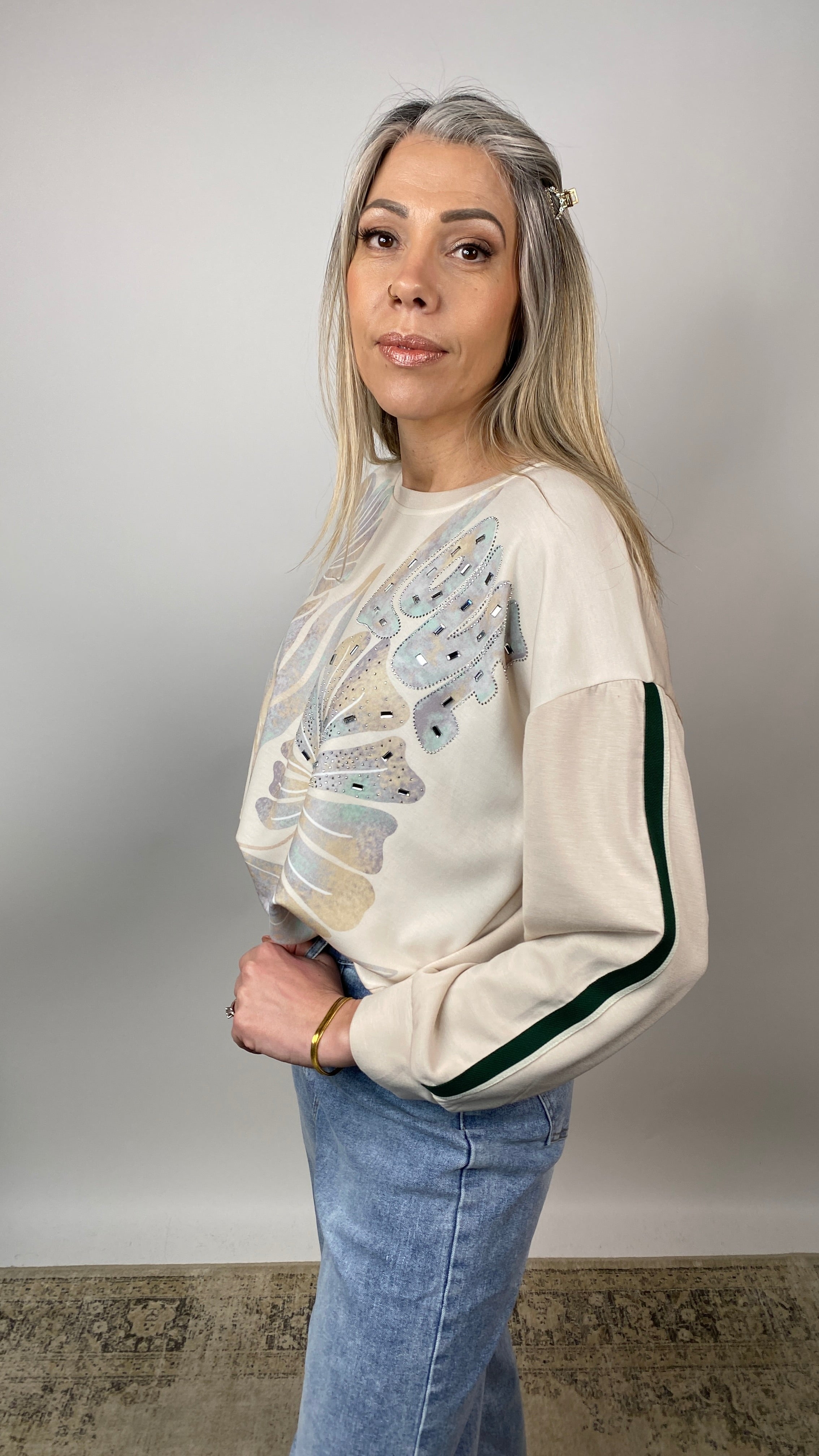 Beige peysa með rönd á ermum