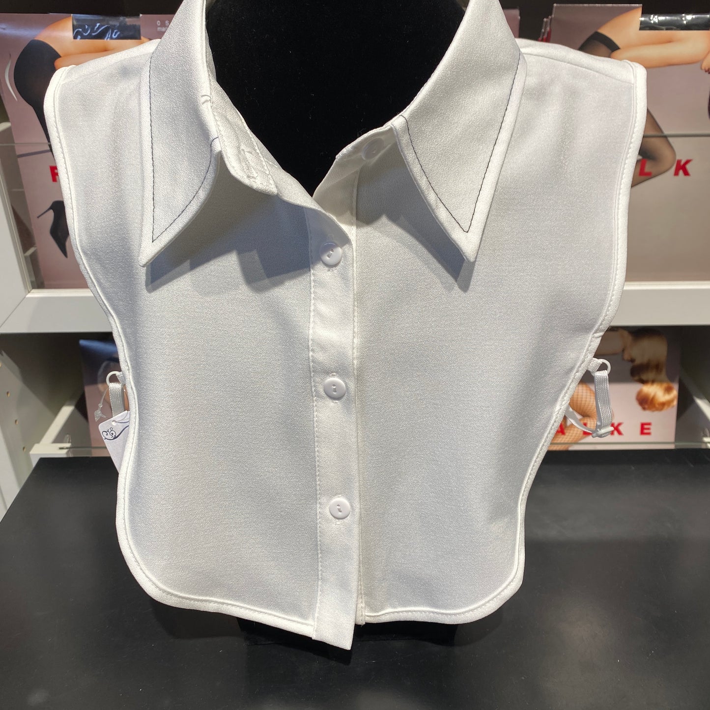 Hvítur kragi með svörtum saum