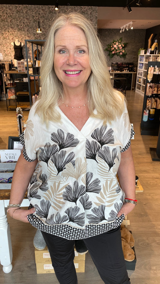 Blússa með V hálsmáli.