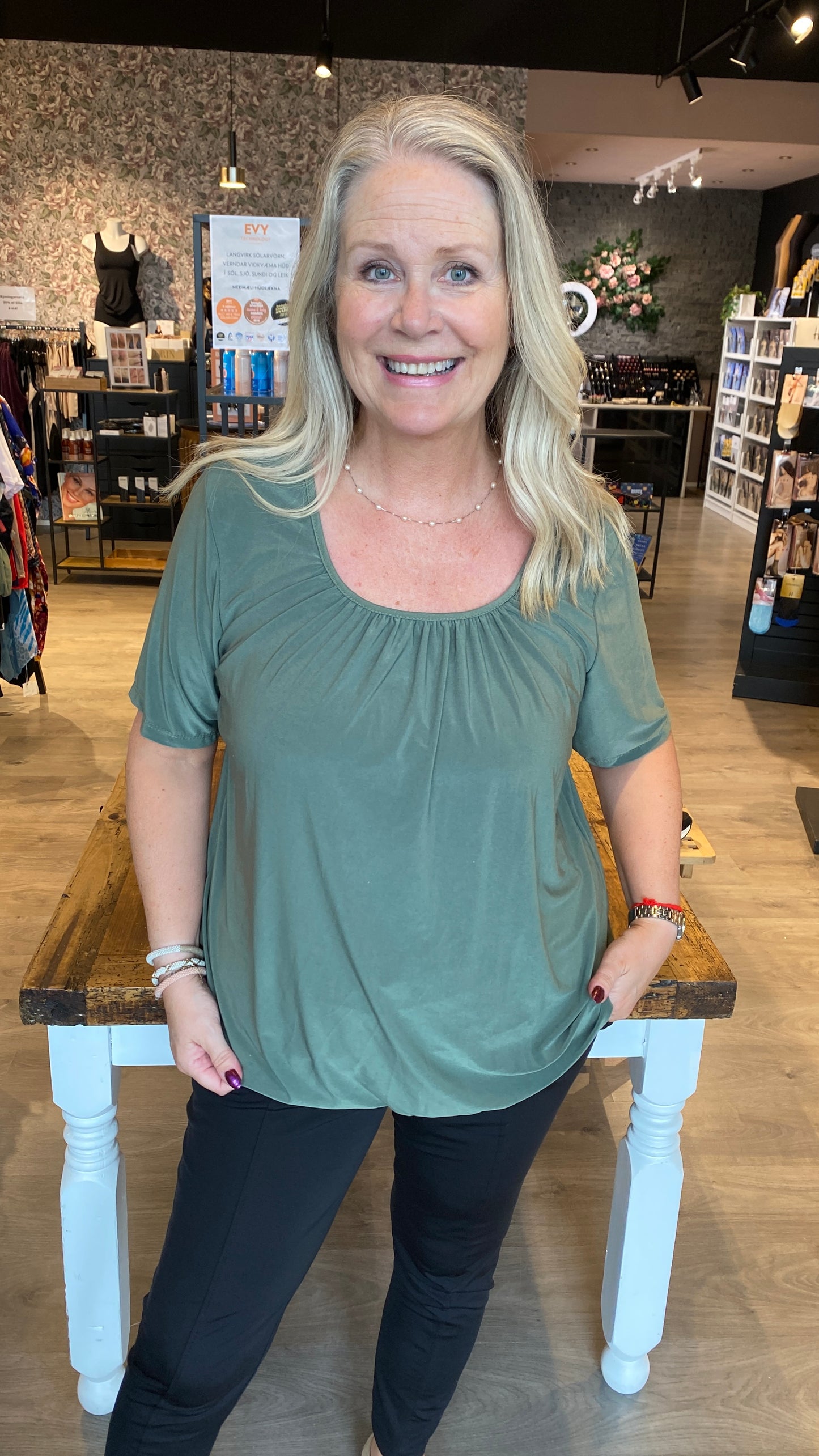 Bolur með teygju að neðan