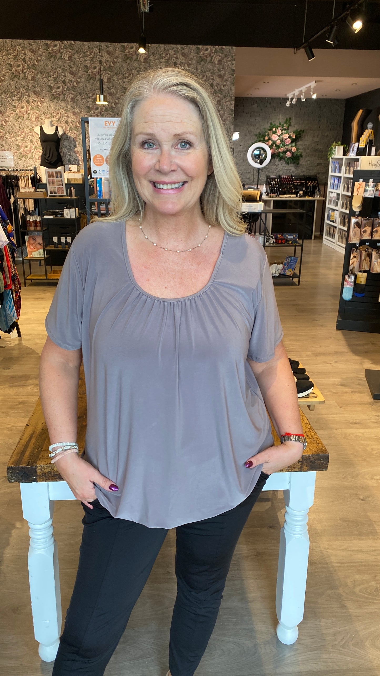 Bolur með teygju að neðan