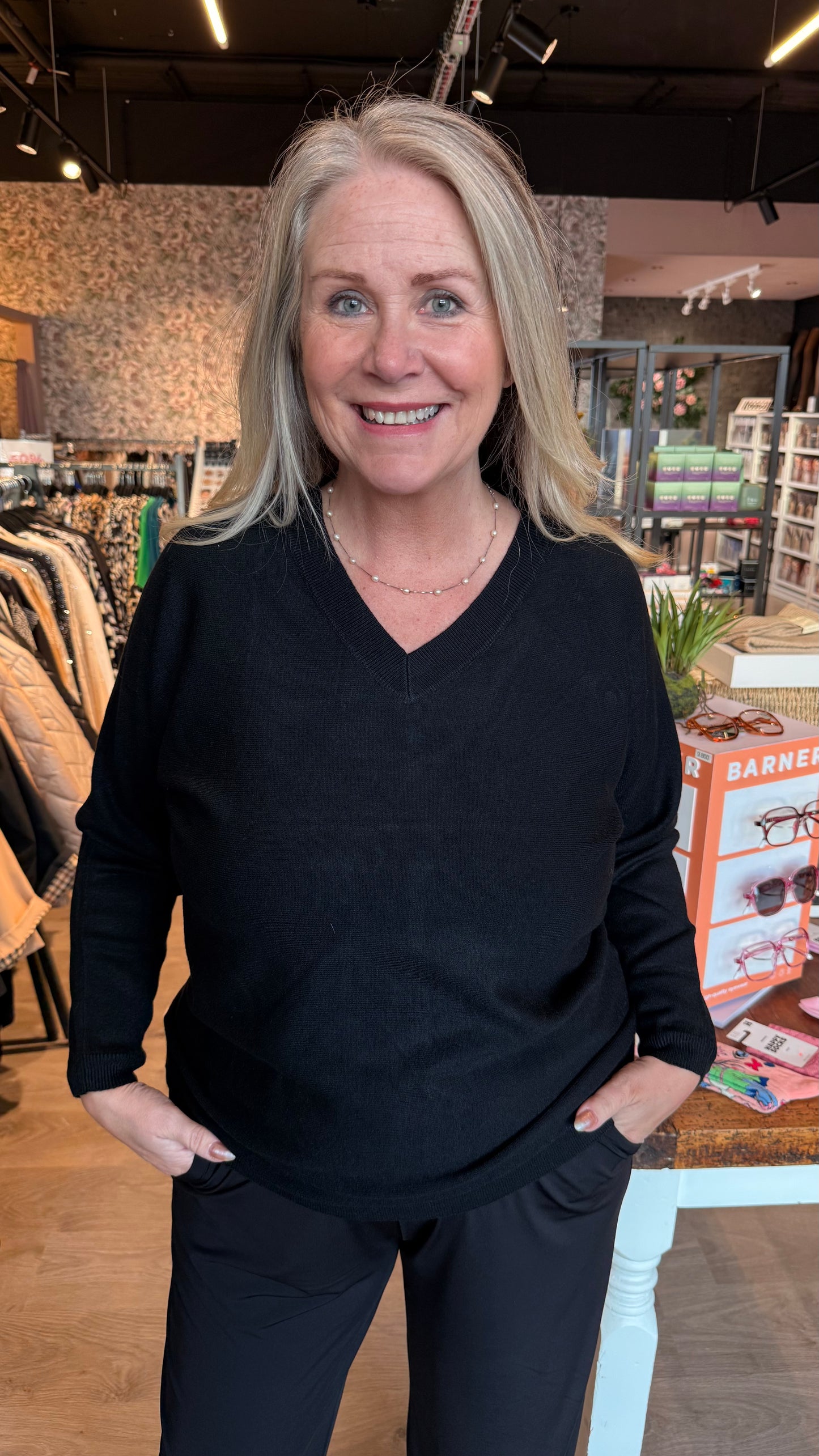 Peysa með V-hálsmáli og tölum að aftan