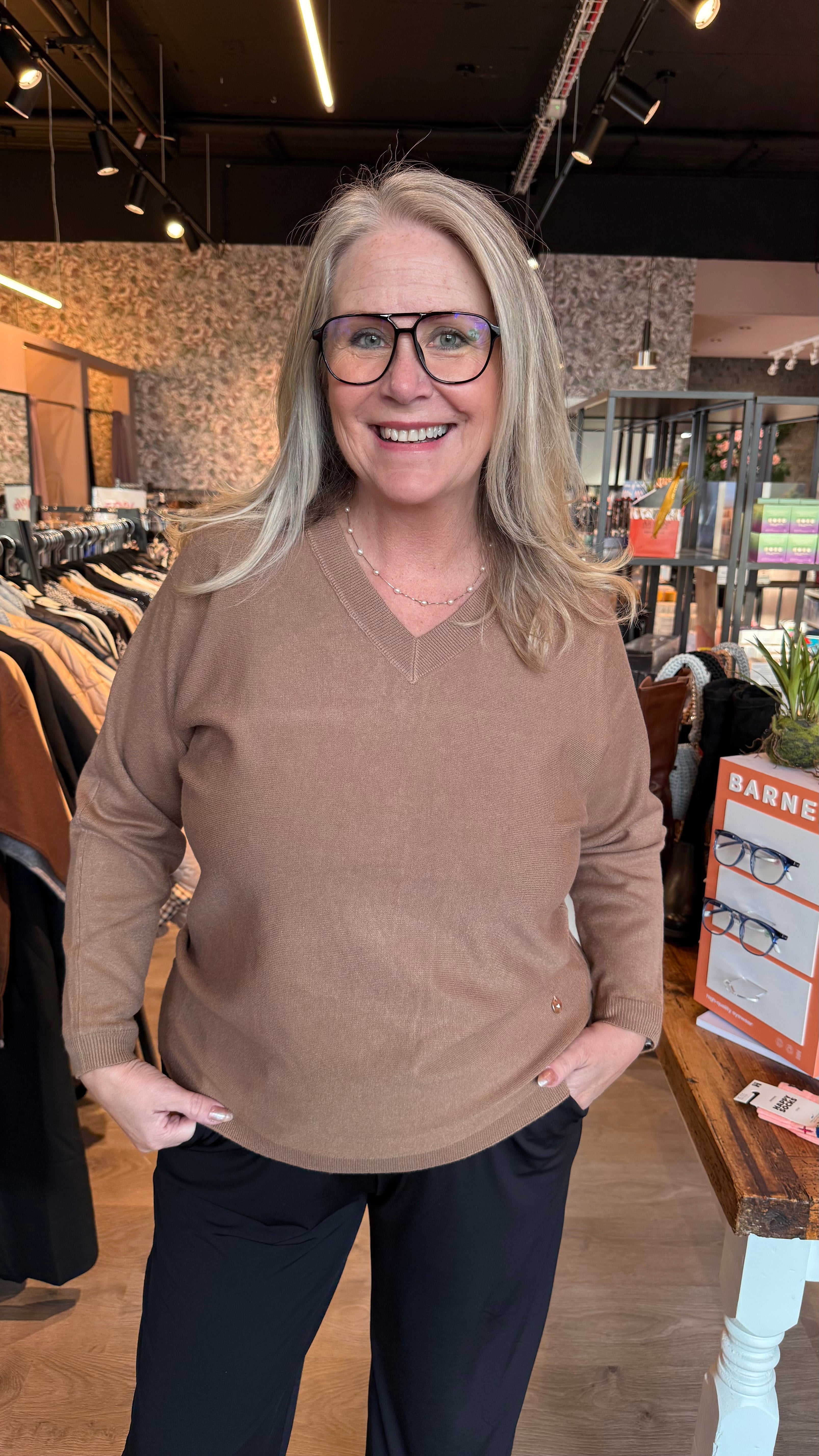 Peysa með V-hálsmáli og tölum að aftan