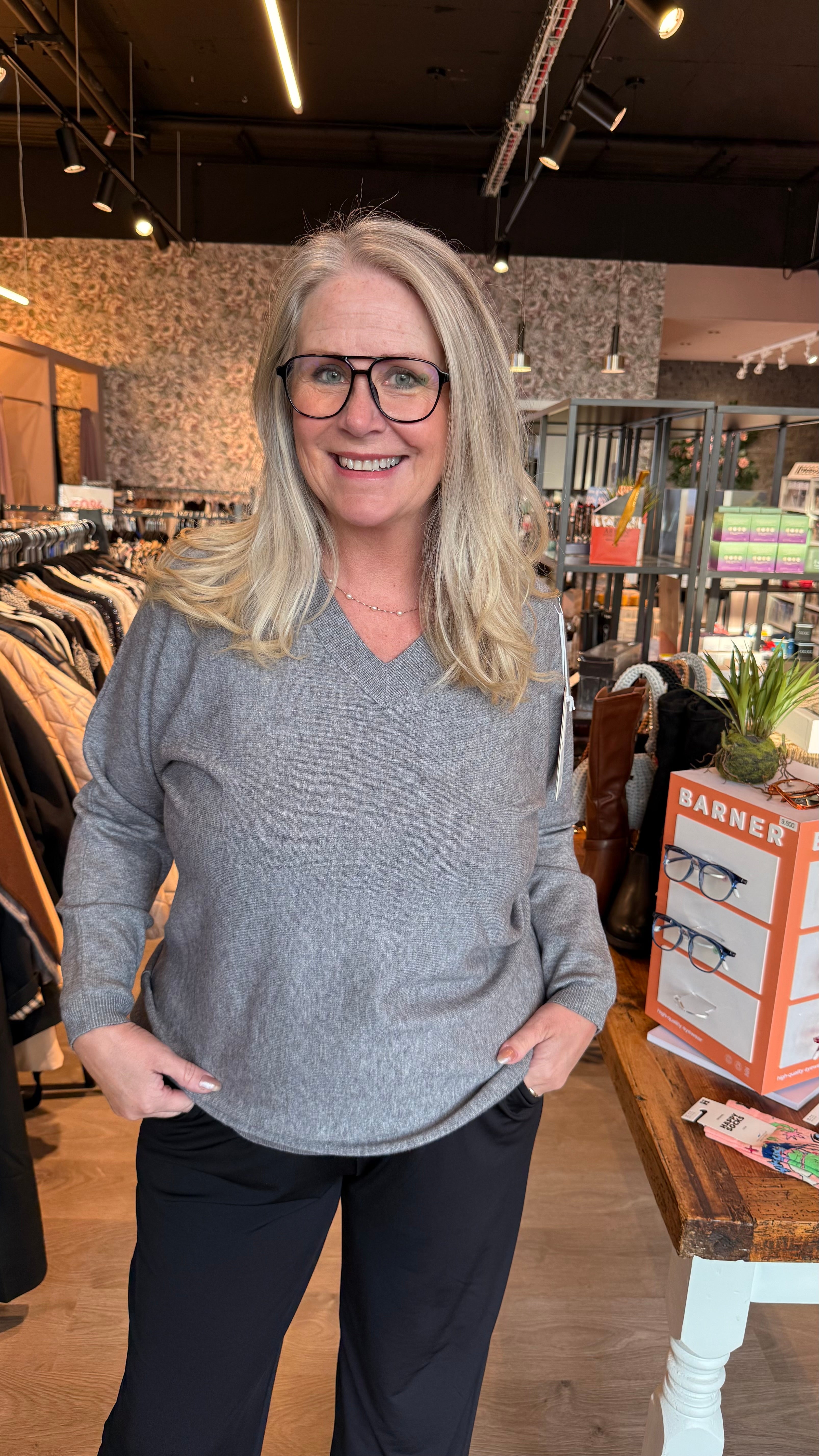 Peysa með V-hálsmáli og tölum að aftan