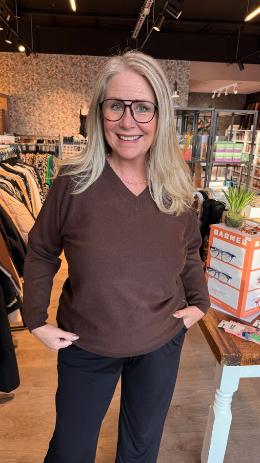 Peysa með V-hálsmáli og tölum að aftan