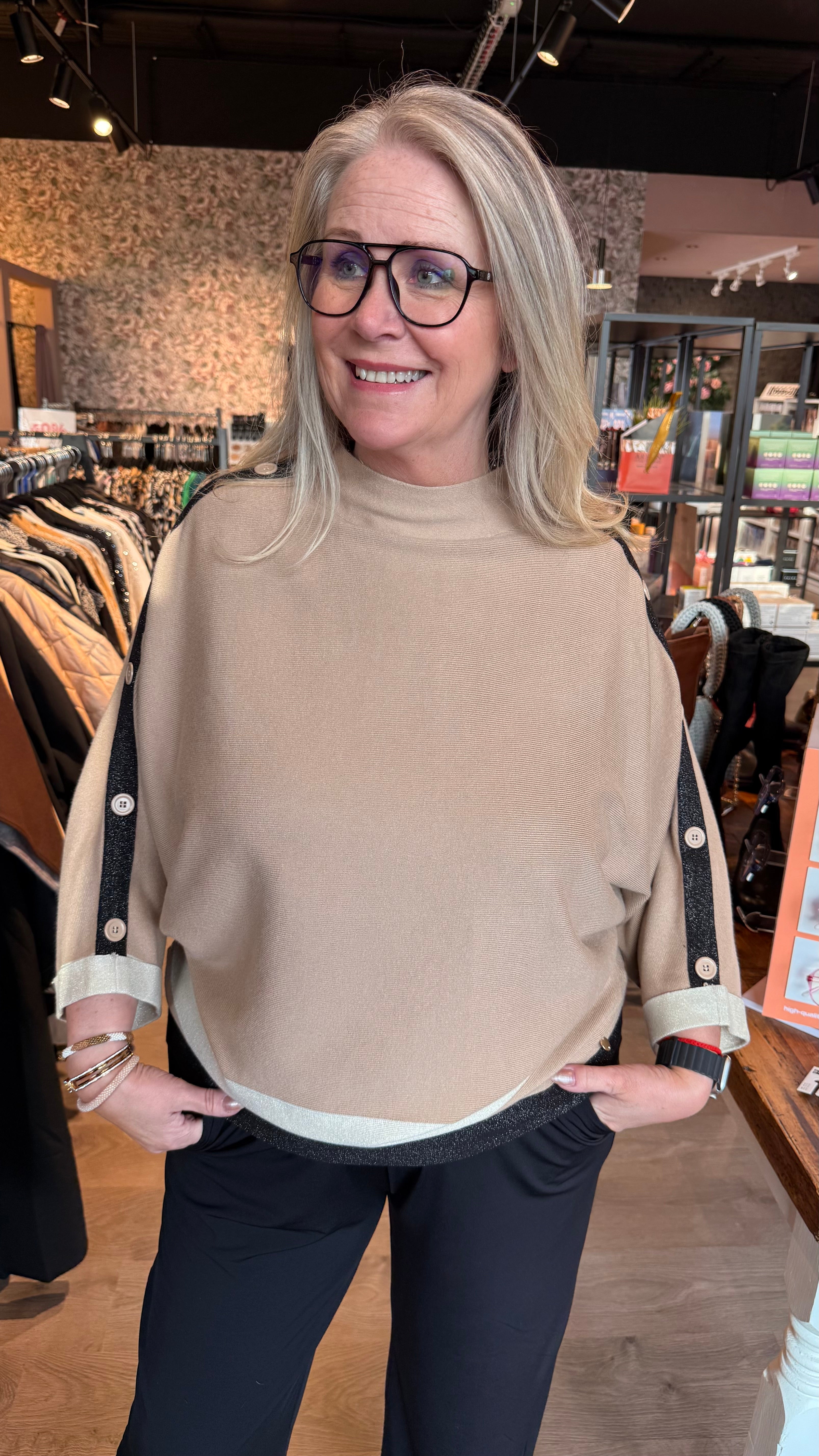 Sparileg peysa með gylltum borða