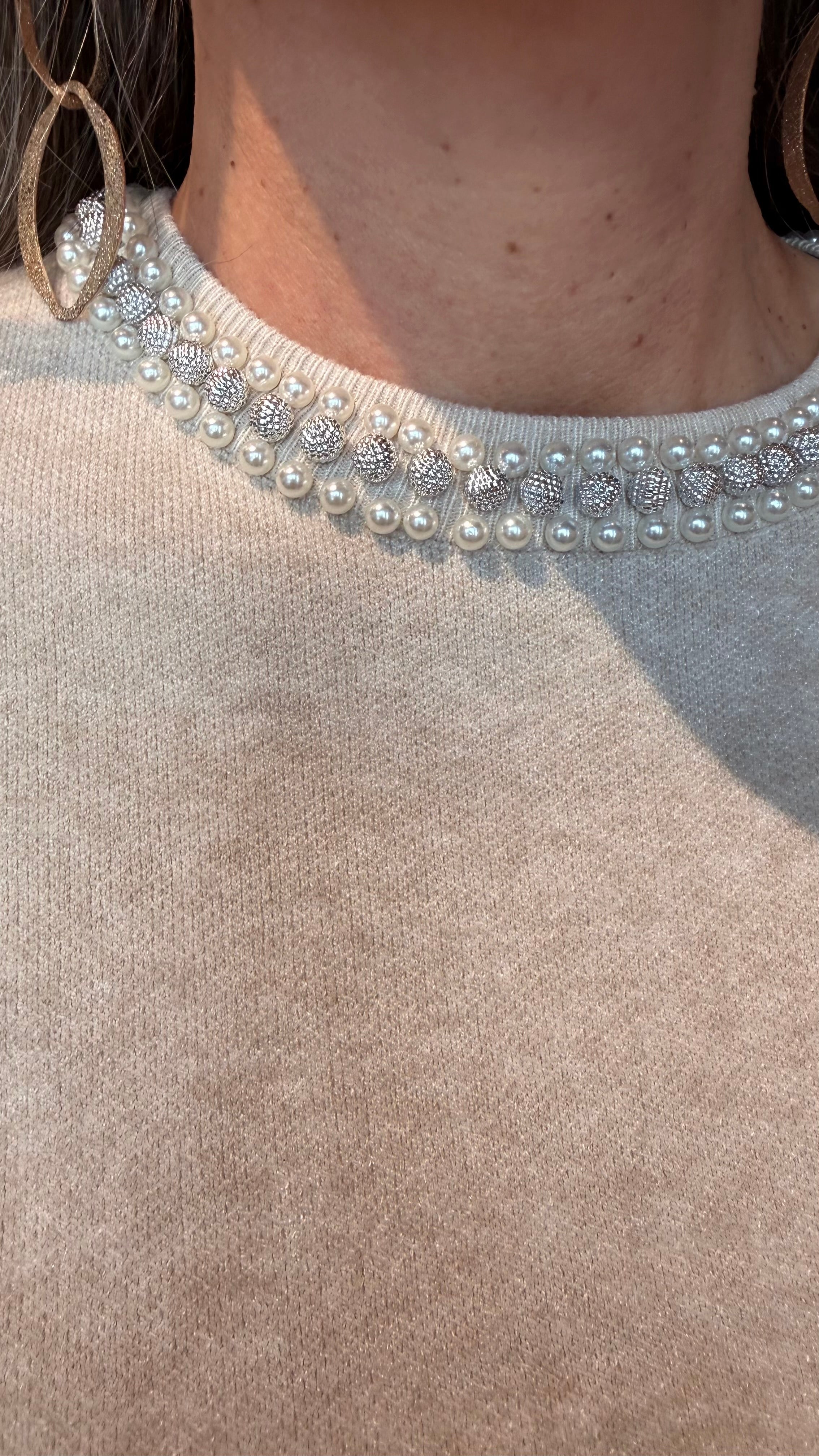 Peysa með perlum í hálsmáli