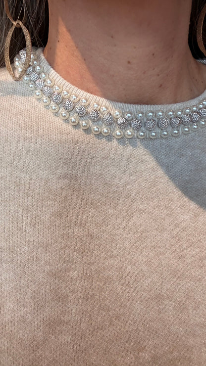 Peysa með perlum í hálsmáli