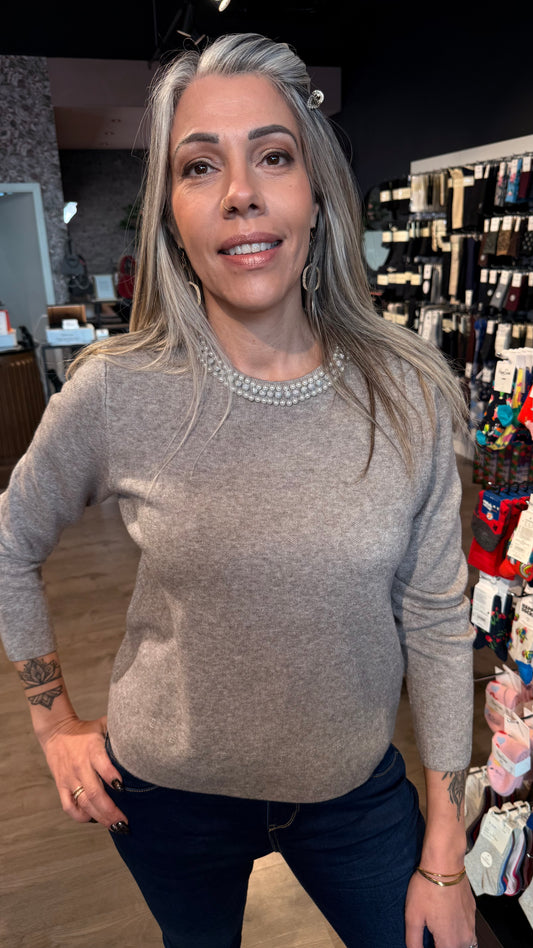 Peysa með perlum í hálsmáli