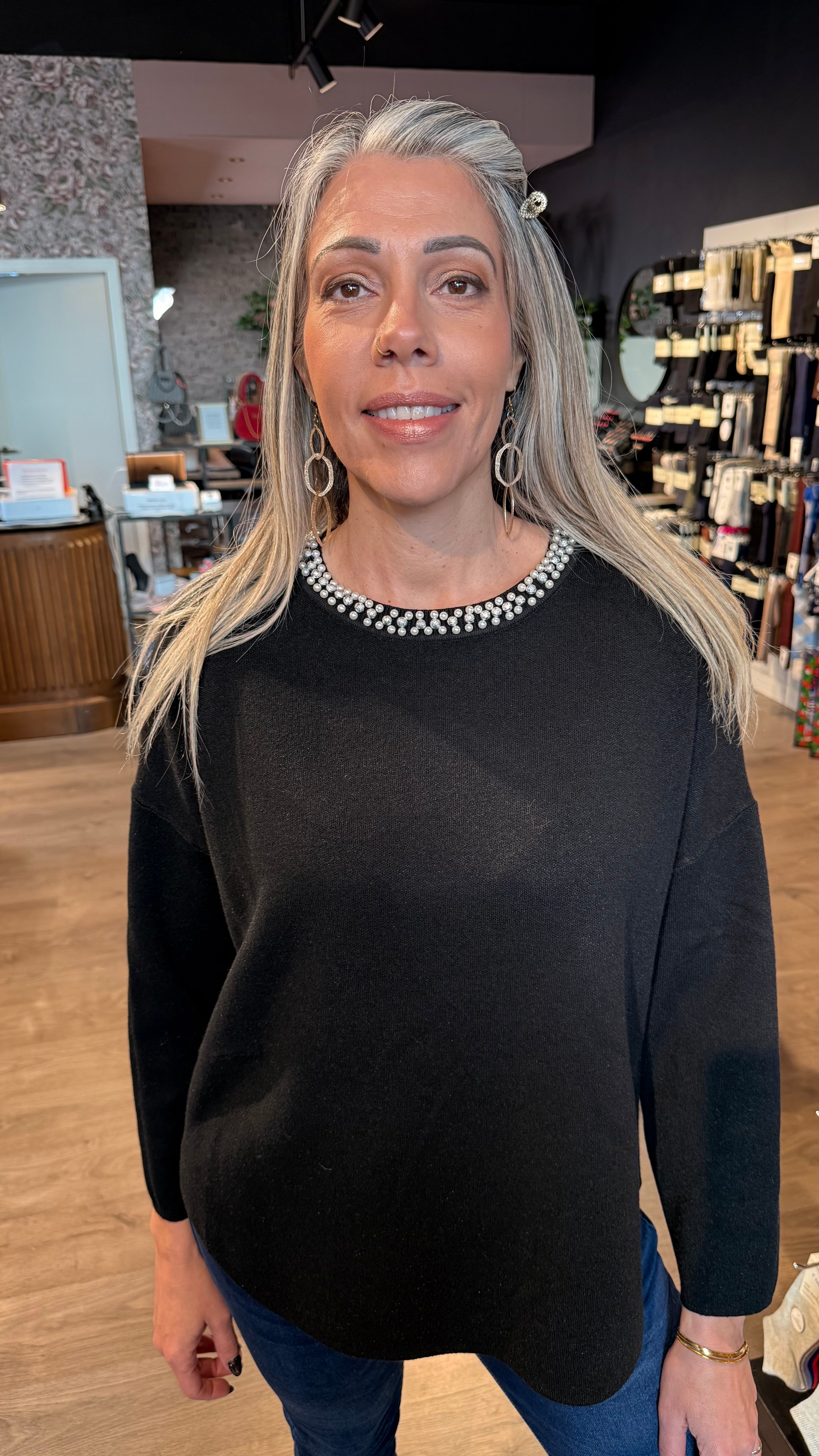 Peysa með perlum í hálsmáli