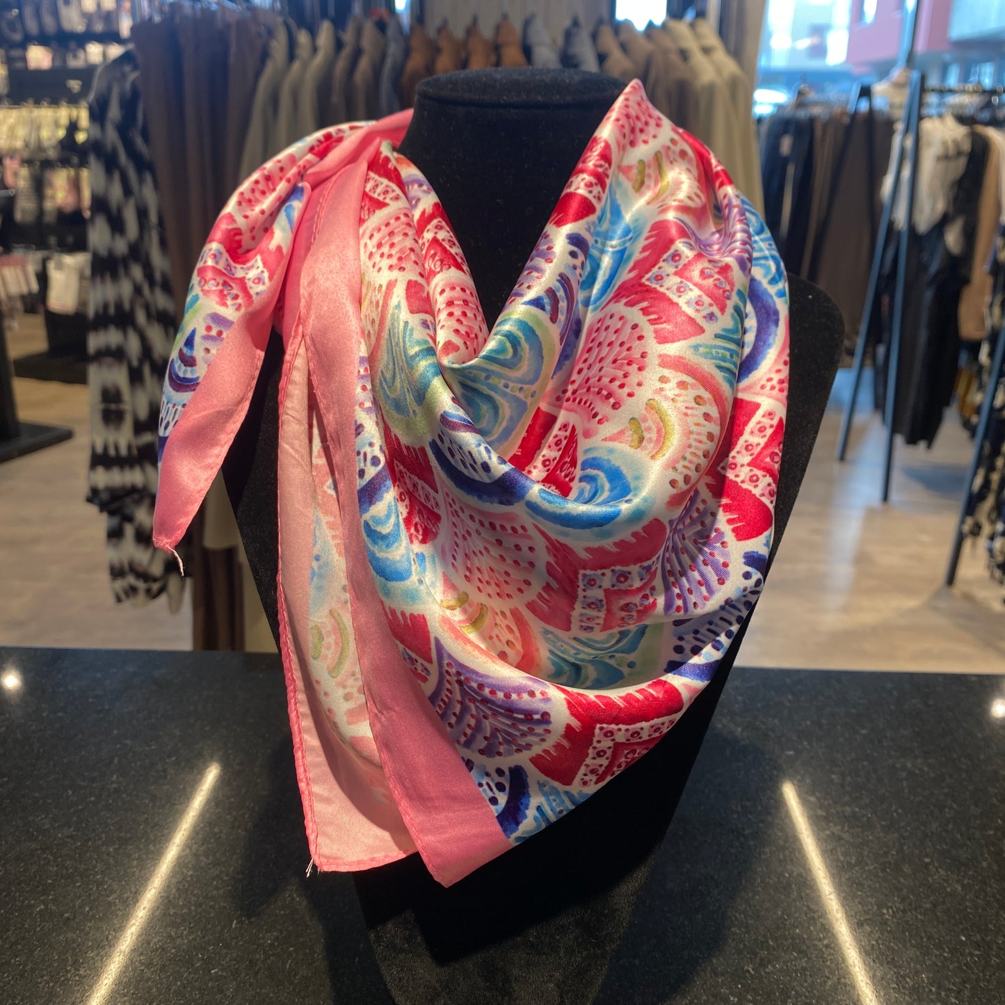 Slæða bleik með blómamunstri