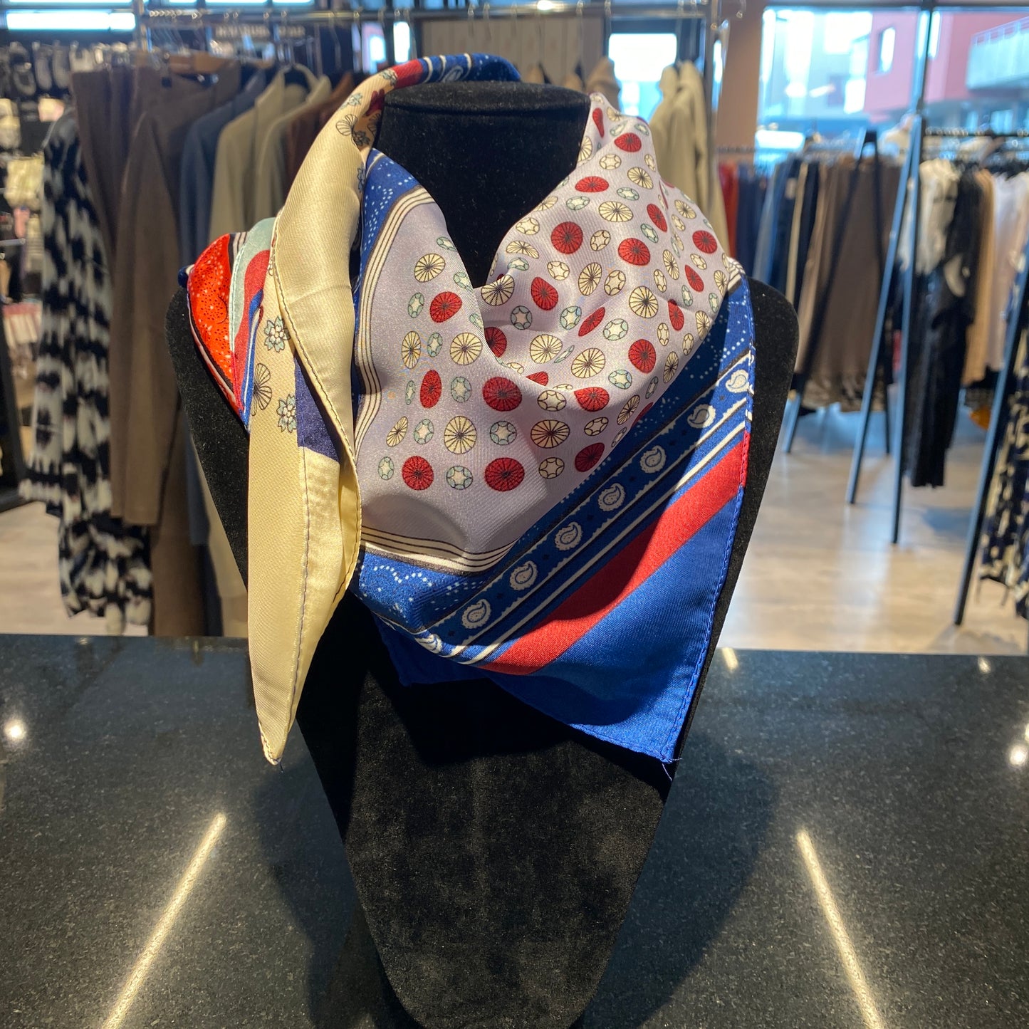 Slæða í bláum, rauðum, grænum og beige litum