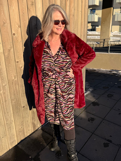 NoName Design - Kjóll í svörtu beige vínrauðu og fjólubláu munstri