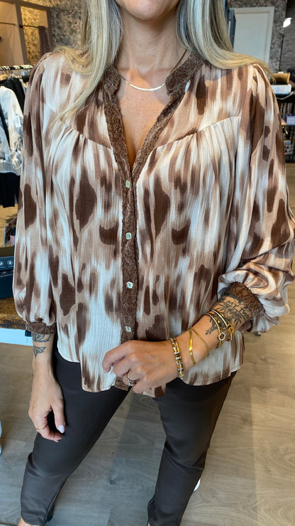 Sparileg brúntóna skyrta