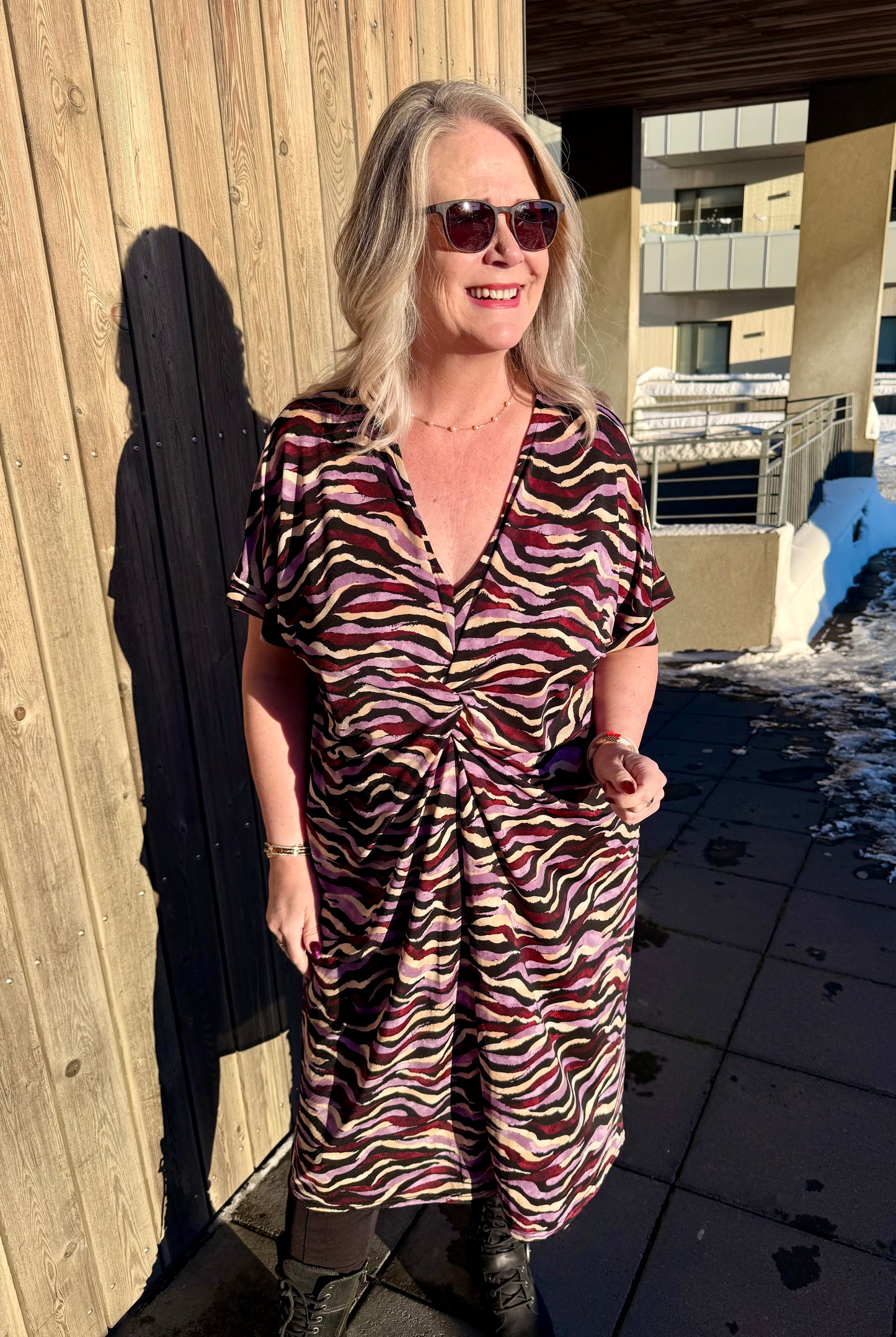 NoName Design - Kjóll í svörtu beige vínrauðu og fjólubláu munstri