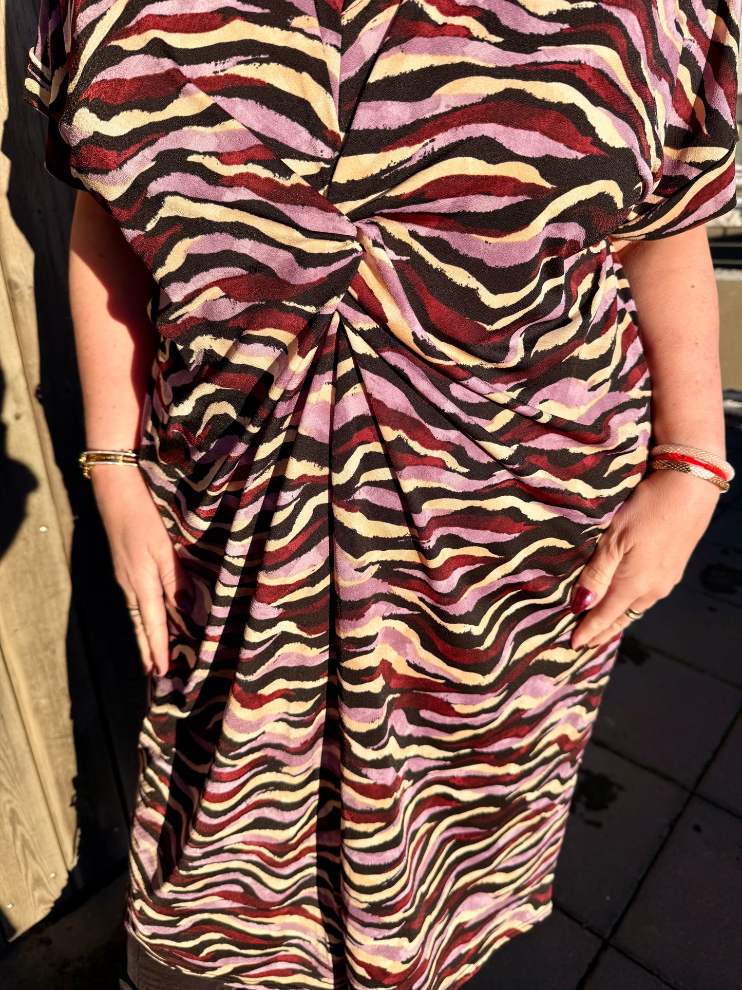 NoName Design - Kjóll í svörtu beige vínrauðu og fjólubláu munstri