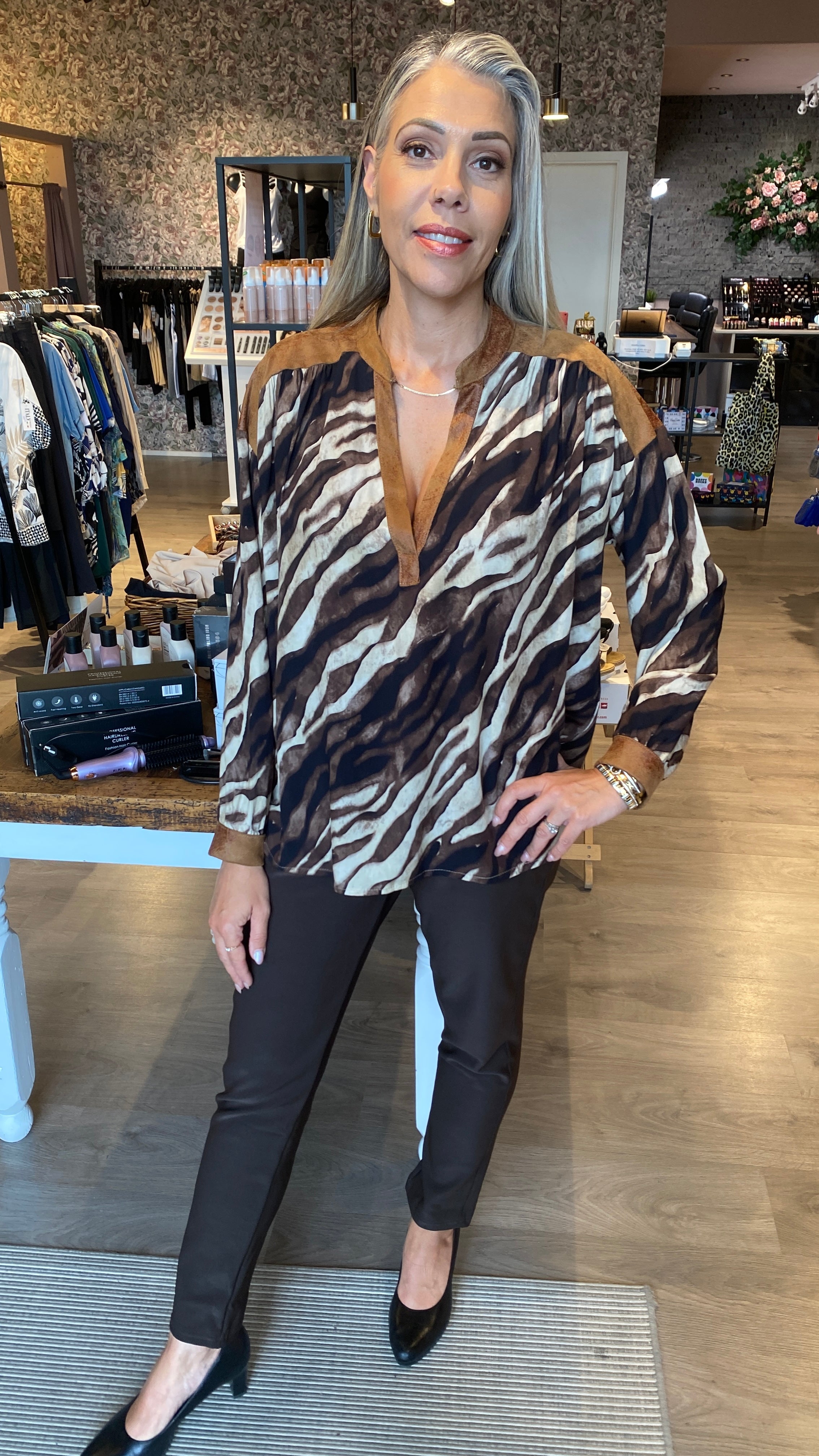 Glæsileg brúntóna  skyrta með vegan rúskinni.