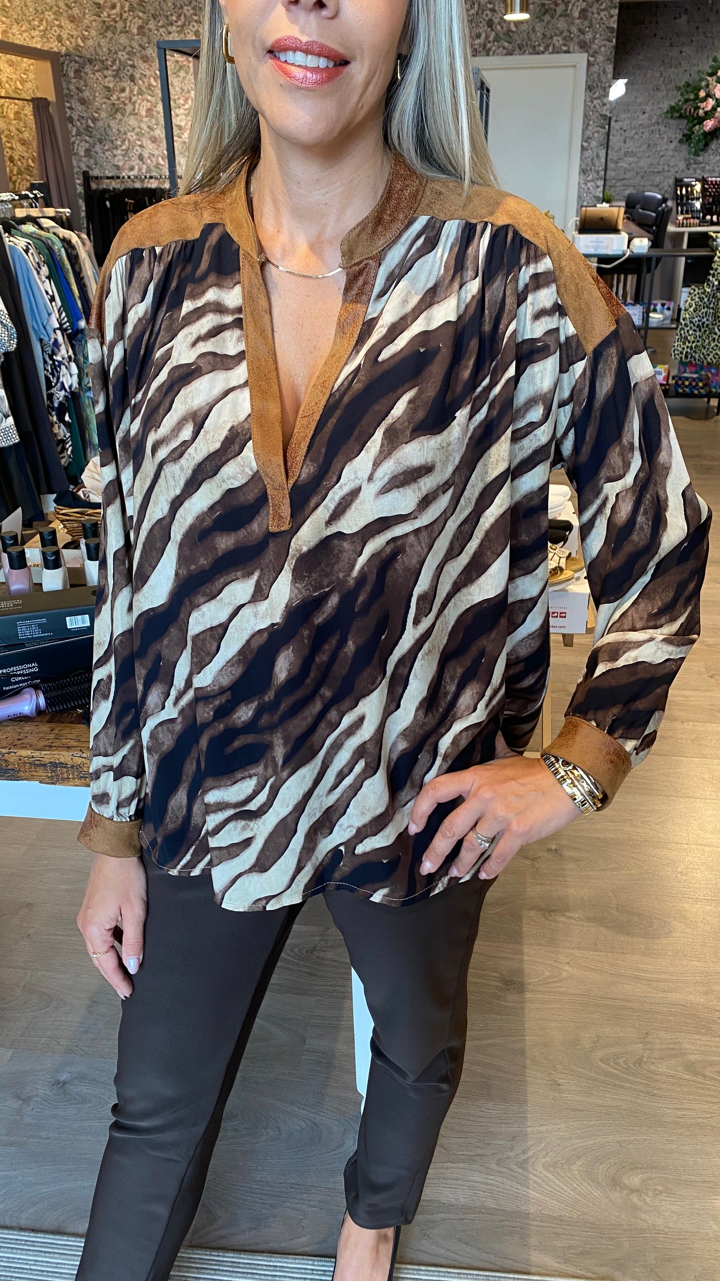 Glæsileg brúntóna  skyrta með vegan rúskinni.