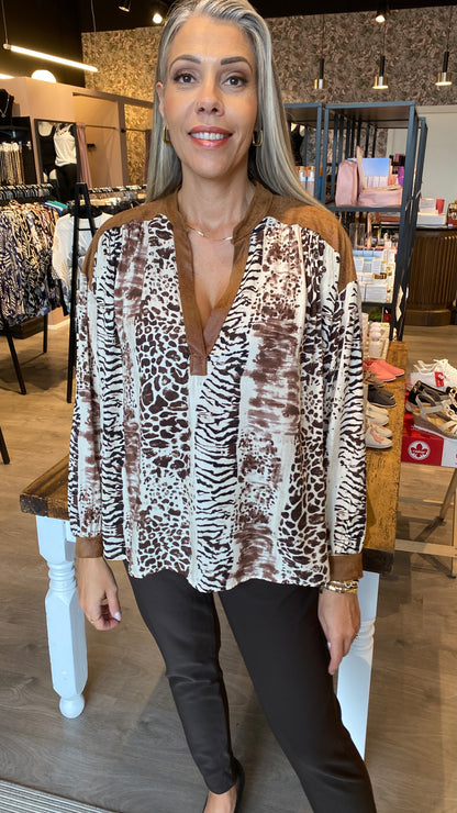 Glæsileg brúntóna  skyrta með vegan rúskinni.