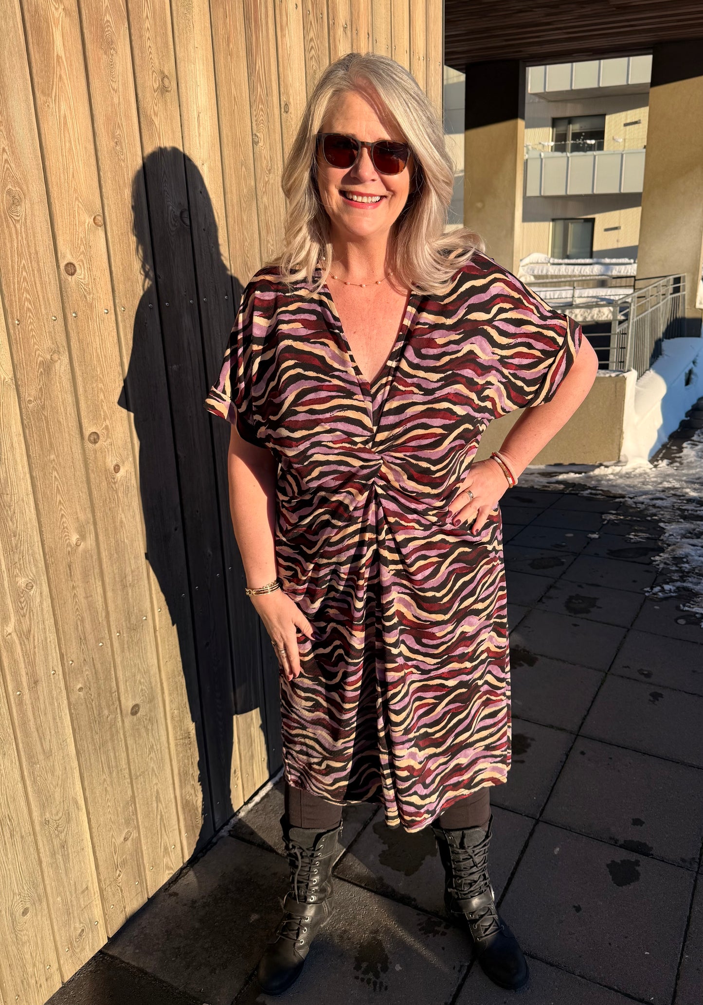 NoName Design - Kjóll í svörtu beige vínrauðu og fjólubláu munstri