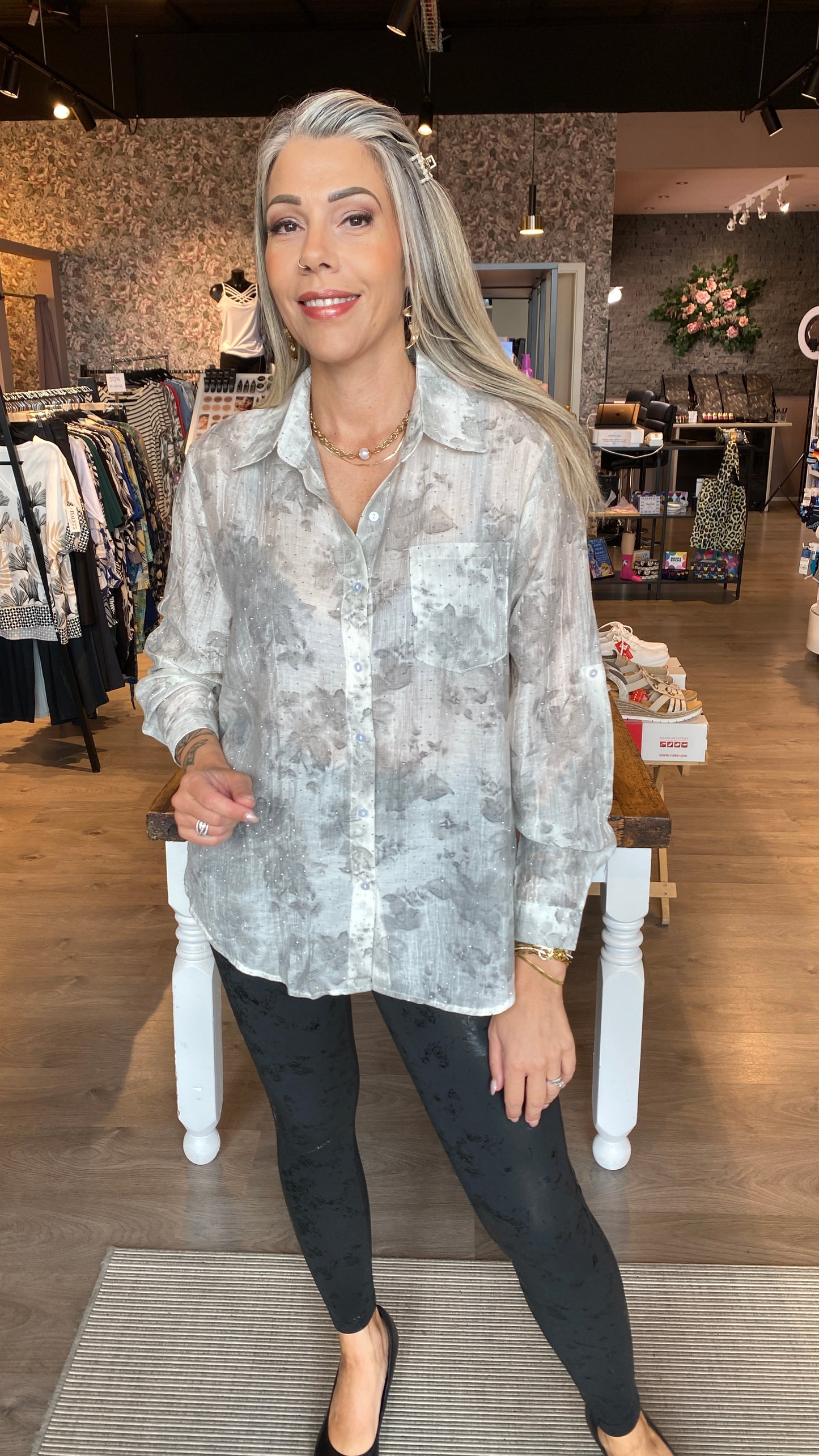 Hvít gimmer skyrta með gráu blómamunstri