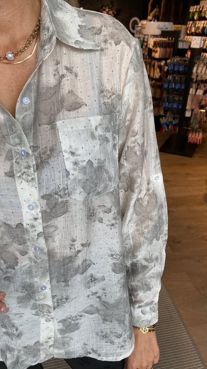 Hvít gimmer skyrta með gráu blómamunstri