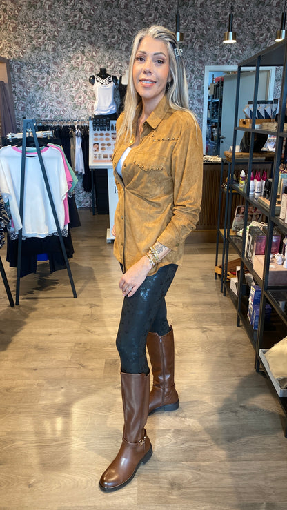 Brún stígvél með teygju.