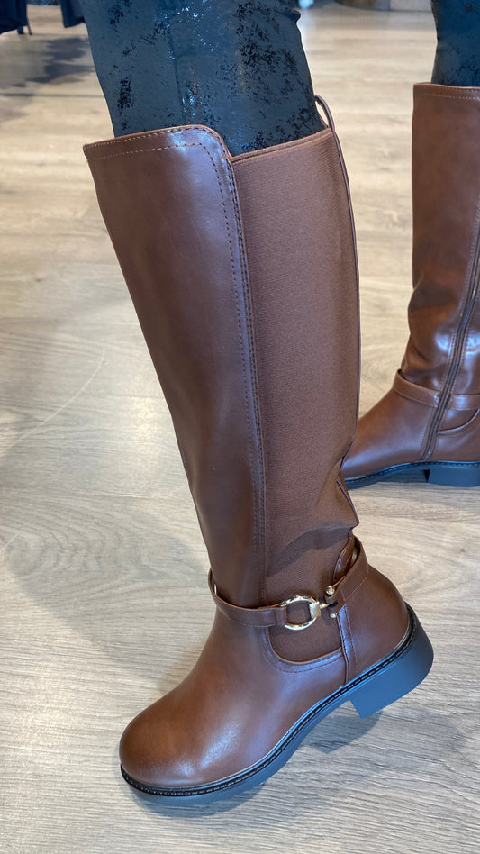 Brún stígvél með teygju.