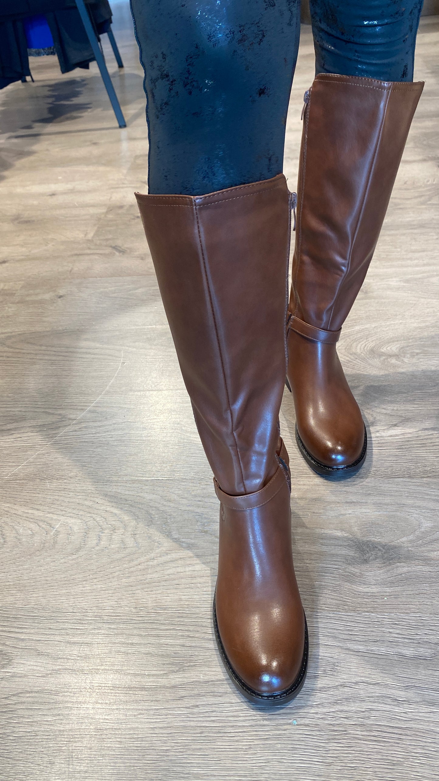 Brún stígvél með teygju.